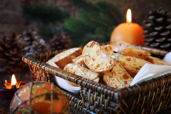 Italiaanse Koekjes Amandel Gekonfijte Sinaasappelcantuccini Biscotti Nieuwjaarsdecoratie Houten Ondergrond Focus — Stockfoto