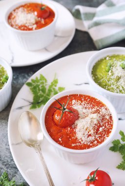 Sebze meze: domates sufle ve yeşil bezelye sufle. Odak seçici