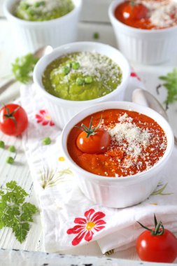 Sebze meze: domates sufle ve yeşil bezelye sufle. Odak seçici