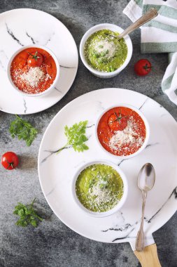 Sebze aperatifi: domates suflesi ve yeşil bezelye suflesi. Seçici ol. Üst görünüm