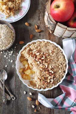 Yulaf ezmesinden taze elma parçaları, ahşap arka planda badem sosu, köy tarzı. Üst görünüm