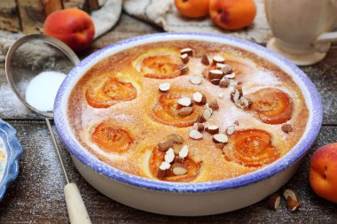 Bademli kayısı tomurcuğu (flan), krema şekeri sosu ve bir fincan nane çayı, Fransız mutfağı, köy usulü.