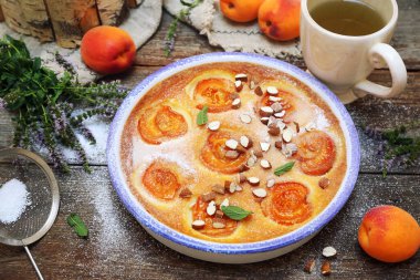 Bademli kayısı tomurcuğu (flan), krema şekeri sosu ve bir fincan nane çayı, Fransız mutfağı, köy usulü.