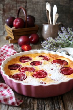 Kırmızı erik clafoutis (turta), krema şekeri sosu, Fransız mutfağı, köy tarzı.