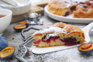 Ev yapımı erikli turta ve bir fincan çay. New York Times 'ın erikli kek tarifi. Seçici odaklan