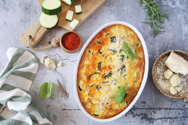 Cucina Francese Clafoutis Zucchine Vegetali Con Parmigiano Terracotta Ceramica Vista — Foto Stock