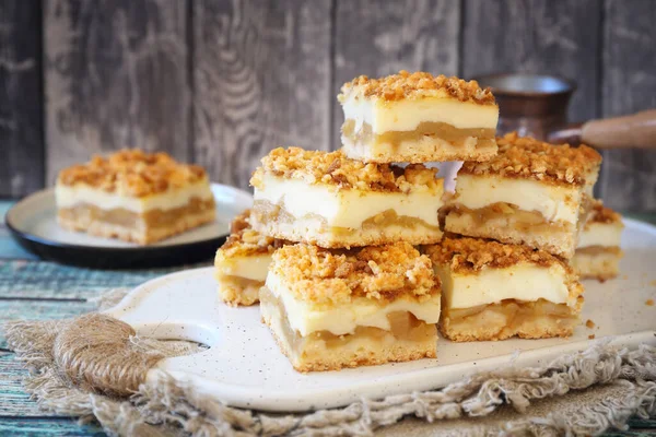 Tarte Aux Pommes Râpée Avec Crème Anglaise Cézve Pour Les Image En Vente