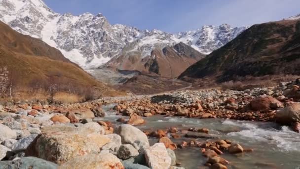 Egynapos kirándulás a Shkhara gleccserre — Stock videók