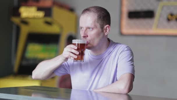 Νεαρός πίνει μπύρα σ 'ένα μπαρ — Αρχείο Βίντεο