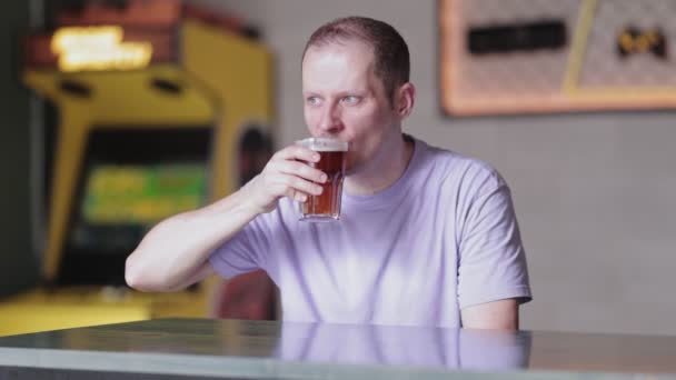 Jovem bebendo cerveja um bar — Vídeo de Stock