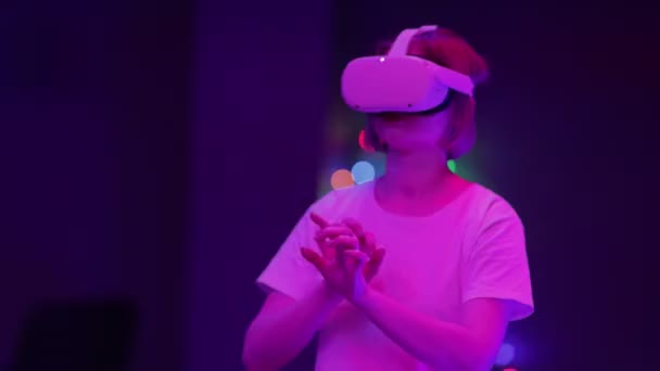 Kvindelig iført virtual reality headset – Stock-video