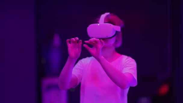 Kvinnliga bär virtuell verklighet headset — Stockvideo
