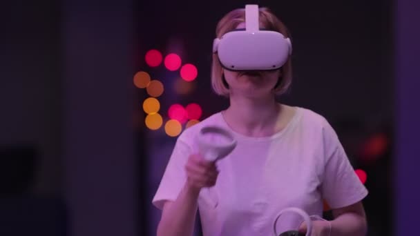 Female wearing virtual reality headset — Stock Video
