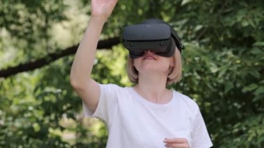 Kadın giyiyor sanal gerçeklik kulaklık 