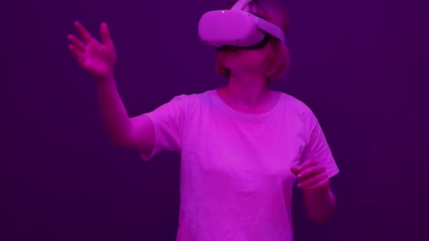 Mujer con auriculares de realidad virtual — Vídeo de stock