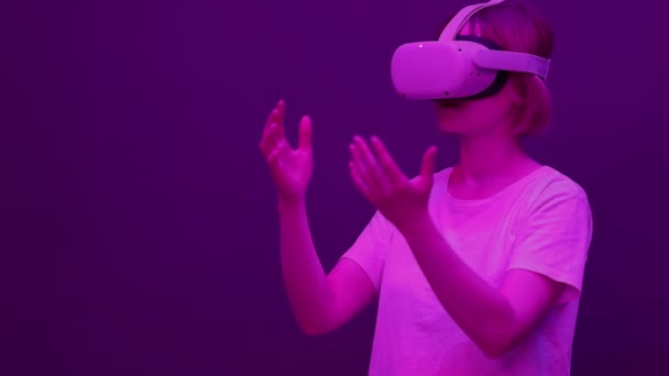 Vrouwelijke dragen VR headset — Stockvideo