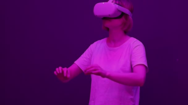 虚拟现实的女性带着耳机 — 图库视频影像