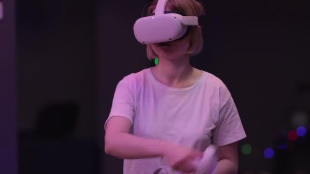 Γυναίκα φορώντας ακουστικά εικονικής πραγματικότητας — Αρχείο Βίντεο