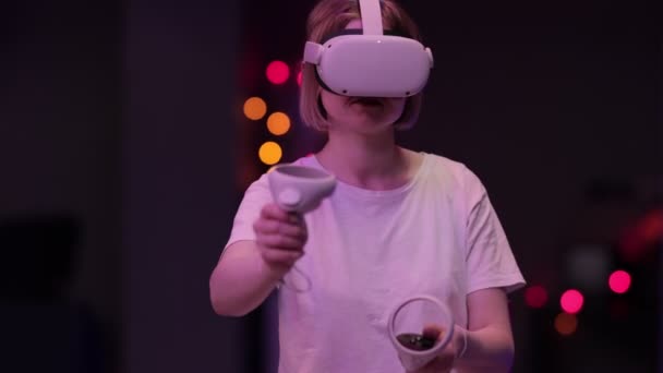 Женщина в наушниках виртуальной реальности — стоковое видео
