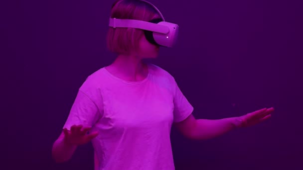 Kobiet noszenie zestaw wirtualnej rzeczywistości — Wideo stockowe