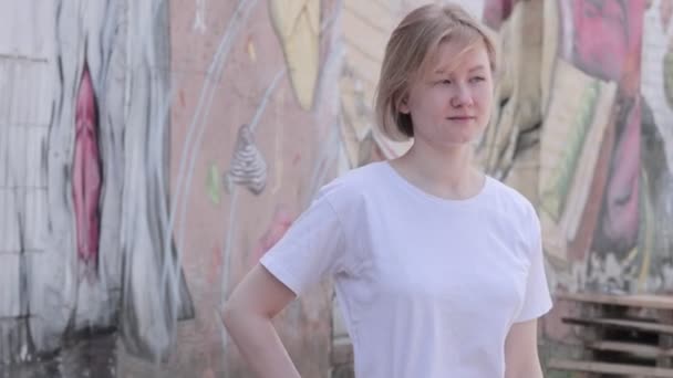 Linda mulher loira corrigir seu cabelo ao ar livre — Vídeo de Stock