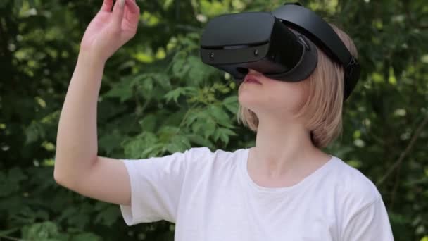 Feminino vestindo fone de ouvido realidade virtual — Vídeo de Stock