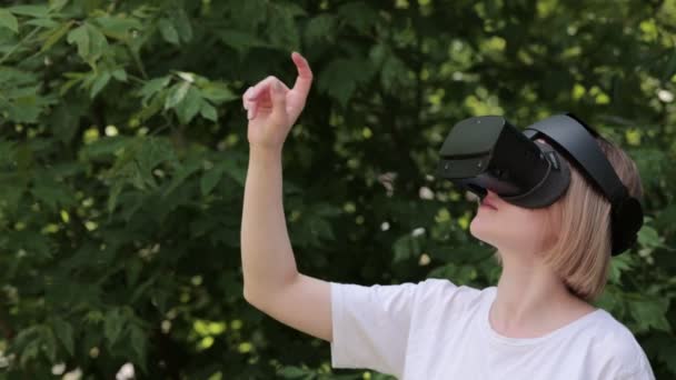 Feminino vestindo fone de ouvido realidade virtual — Vídeo de Stock