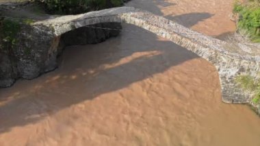 Ajaristskali nehri üzerindeki taş kemer köprüsü.