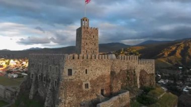 Akhaltsikhe 'deki yenilenmiş Rabati Kalesi' nin hava manzarası