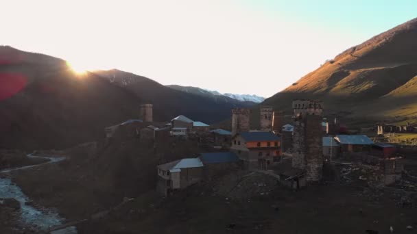 Widok na wioskę Ushguli u podnóża Mt. Szkhara — Wideo stockowe