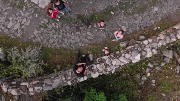 Pueblo de Mestia con típicas casas torre — Vídeo de stock