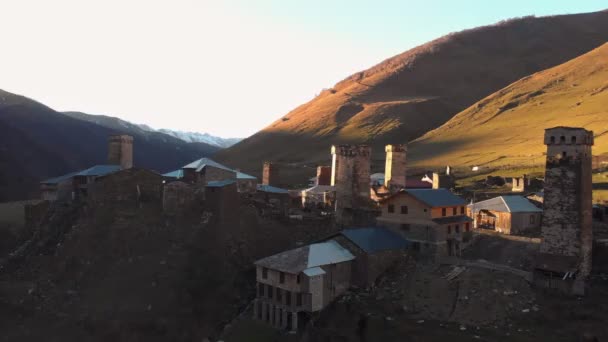 Veduta del villaggio di Ushguli ai piedi del Mt. Shkhara. — Video Stock