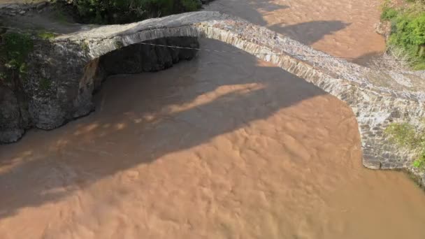 Die Steinbogenbrücke über den Fluss Ajaristskali — Stockvideo