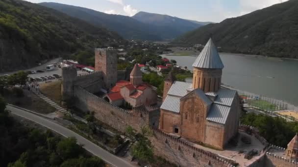 Burgkomplex Ananuri am Fluss Aragvi in Georgien — Stockvideo