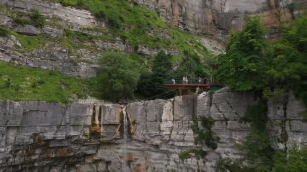 Der Kinchkha-Wasserfall in der Schlucht des Flusses Okatse — Stockvideo