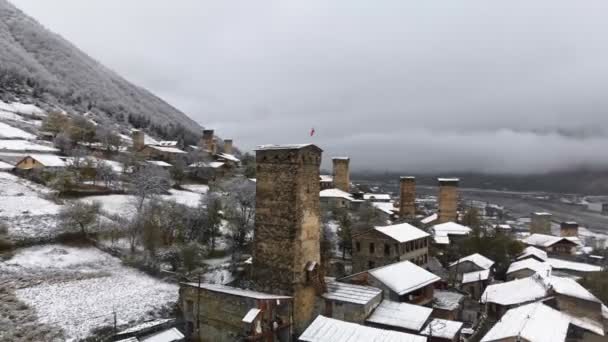 Zimowa sceneria wież Svan pokrytych śniegiem — Wideo stockowe