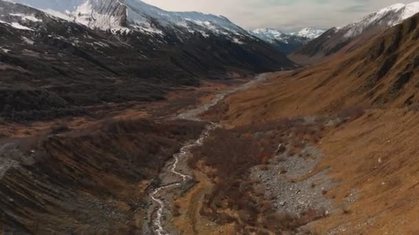 Trekking van Ushguli naar Glacier Shkhara — Stockvideo