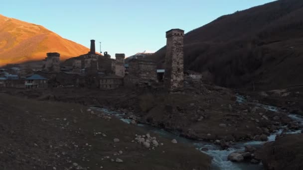 Vista del pueblo de Ushguli al pie del monte. Shkhara. — Vídeos de Stock