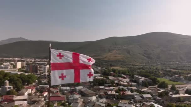 Bandera georgiana sobre las paredes de la fortaleza de Gori. — Vídeos de Stock