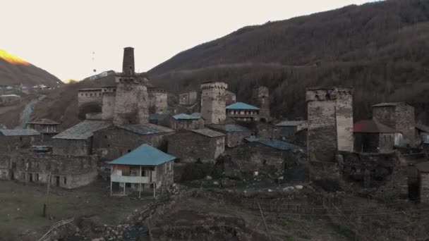 Vista del pueblo de Ushguli al pie del monte. Shkhara. — Vídeo de stock