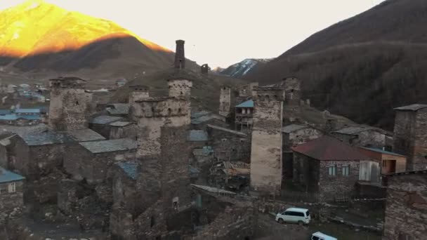 Vista del pueblo de Ushguli al pie del monte. Shkhara. — Vídeos de Stock