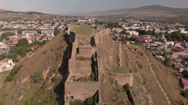 Bandeira georgiana sobre paredes da fortaleza de Gori. — Vídeo de Stock