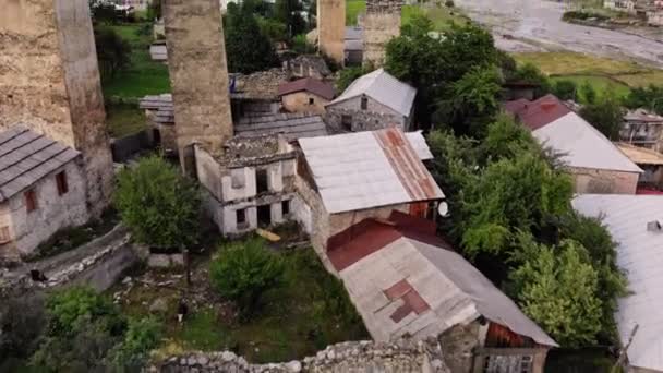 Tipik kulesi olan Mestia köyü. — Stok video