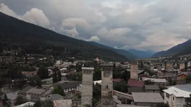 Wieś Mestia z typowymi wieżami — Wideo stockowe
