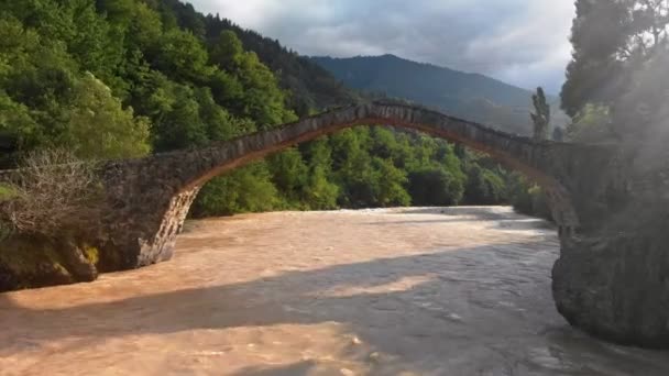 El puente de arco de piedra sobre el río Ajaristskali — Vídeos de Stock