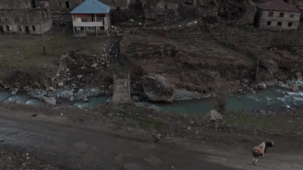 Vista da aldeia de Ushguli no sopé do Monte. Shkhara. — Vídeo de Stock