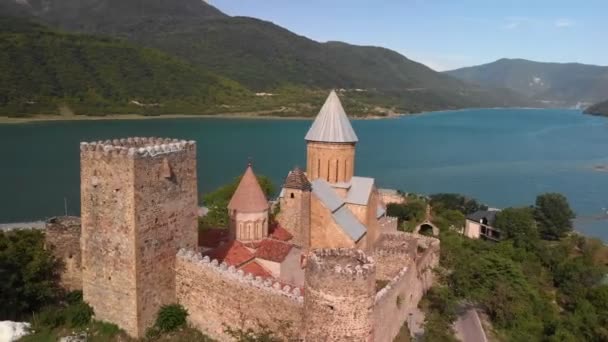 Ananuri château complexe sur la rivière Aragvi en Géorgie — Video