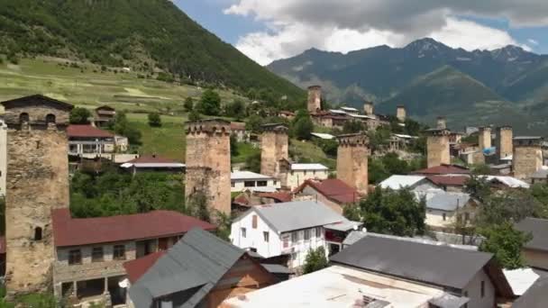 Местиа деревня с типичными домами башни — стоковое видео