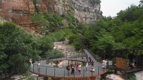 La cascada de Kinchkha en el cañón del río Okatse — Vídeo de stock