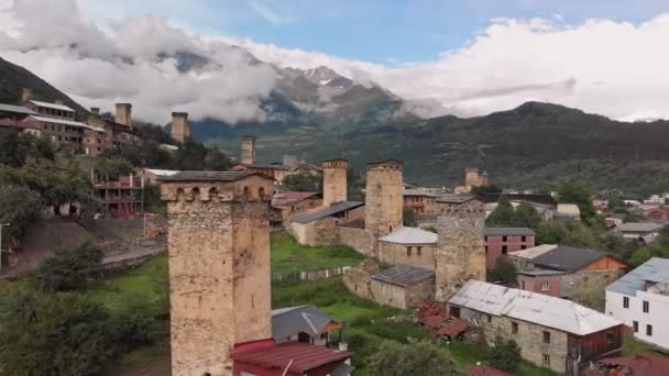 Mestia dorp met typische torenhuizen — Stockvideo